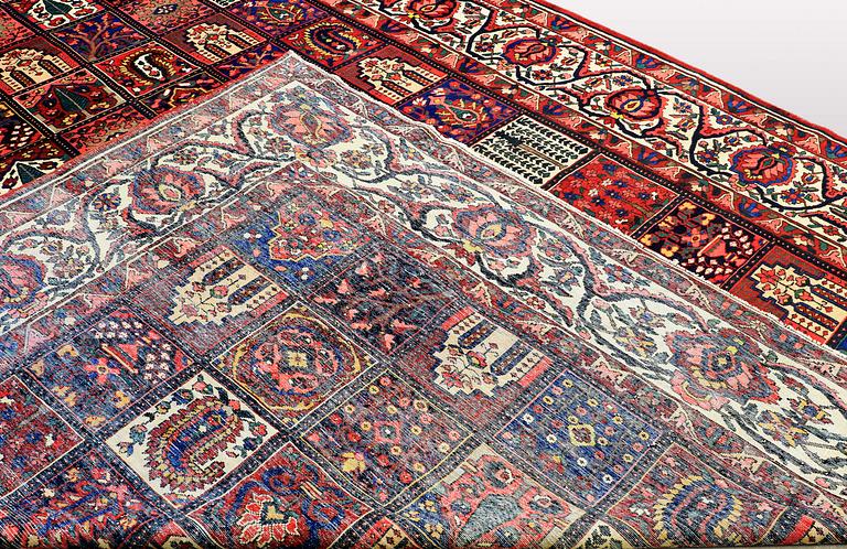 A CARPET, Semi- antique Baktiari, ca 473 x 330 cm.