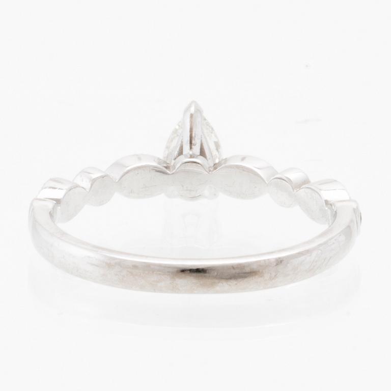 Ring 18K vitguld med en päronslipad diamant samt runda briljantslipade diamanter, Van Bruun.