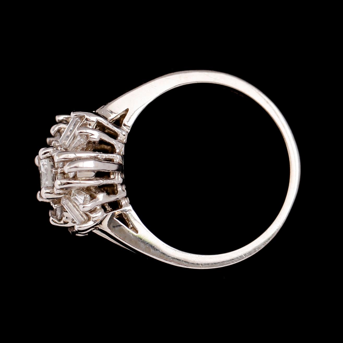 RING, 14 k vitguld, diamanter tot ca 0.98 ct.