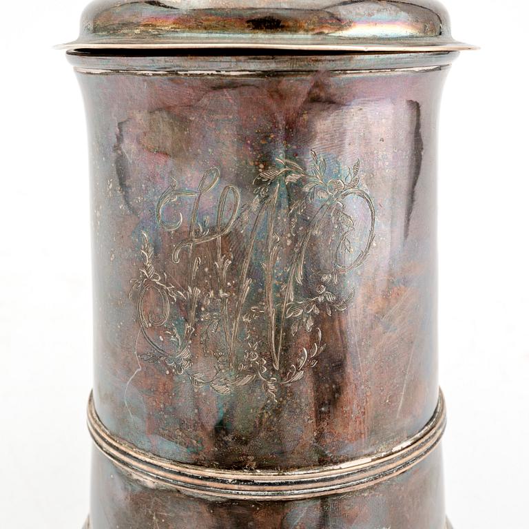 An English 18th century silver tankard mark of John King London 1778, weight 802 grams.