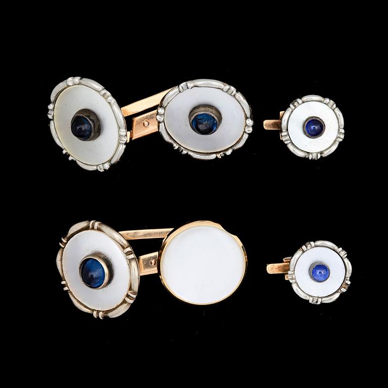 MANSCHETTKNAPPAR OCH FRACKKNAPPAR, 2 par, 14k guld med cabochonslipade syntetiska safirer o pärlemor. Vikt 11,3g.