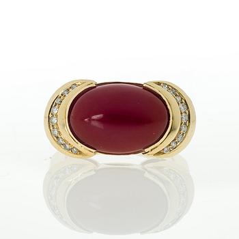 RING, cabochonslipad kalsedon, briljantslipade diamanter, 18K guld.