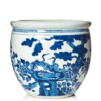 886. A large blue and white fish basin, Qing dynasty, 19th Century.