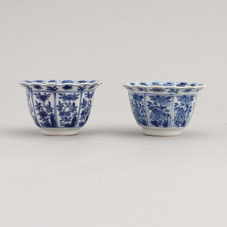 A pair of blue and white cups, Qing dynasty, Kangxi (1662-1722).