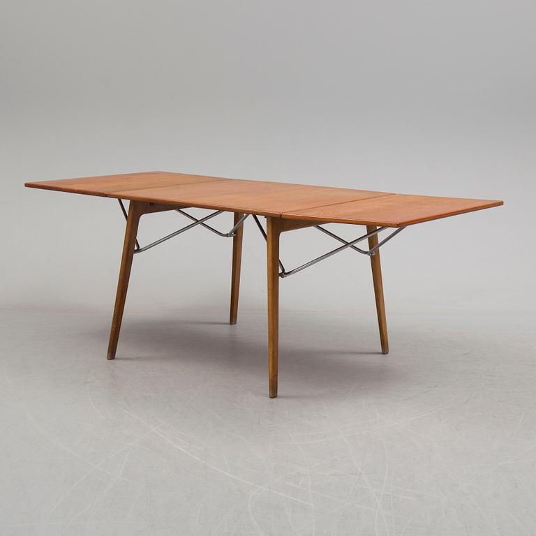 BØRGE MOGENSEN, a teak and oak dining table model 162, Søborg Møbelfabrik Denmark 1950's.