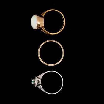 RINGAR, 3st, 18k och en 23k guld med cabochonslipad opal. Tot.vikt 14,2g.