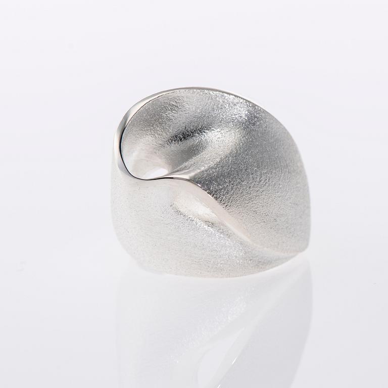 RING, "Arising Wave" sterling silver, Pekka Hirvonen Lapponia 2012. Vikt 13,7 g.