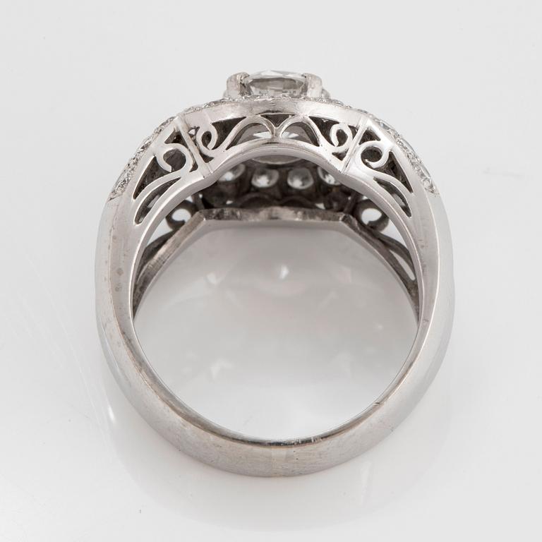 An 18K white gold ring set with round brillliant-cut diamonds with a total weight of ca 1.50 cts.