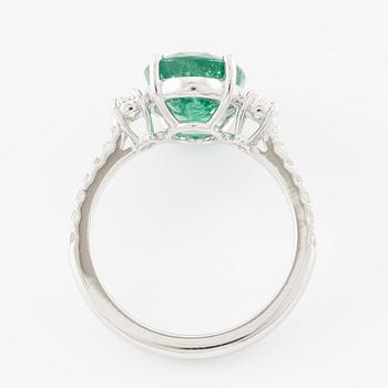 Ring in 18K white gold with an oval emerald and oval-cut and brilliant-cut diamonds.