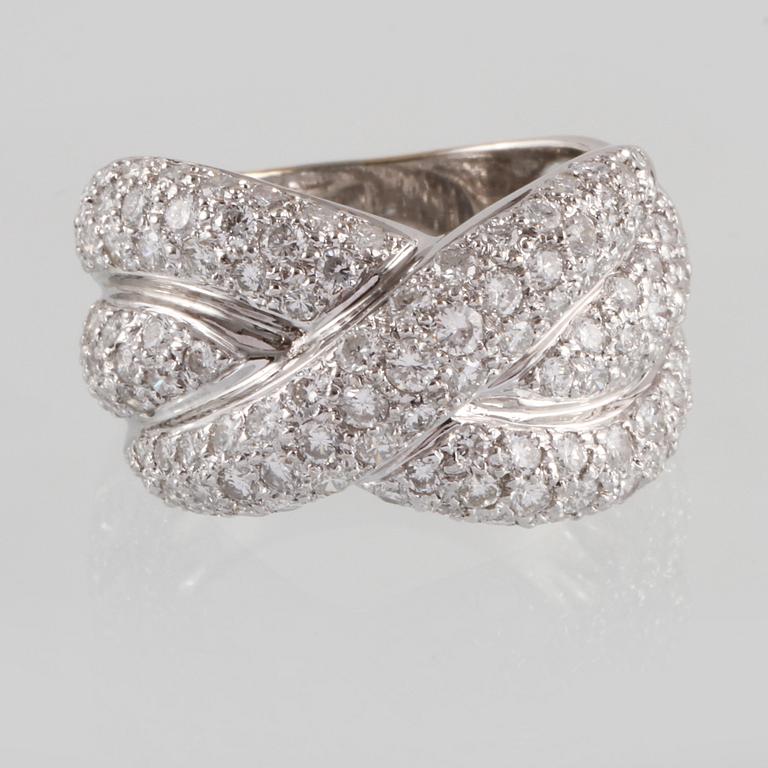 RING, 18K vitguld med briljantslipade diamanter, ca 3.00 ct. Vikt 10,9 gram.