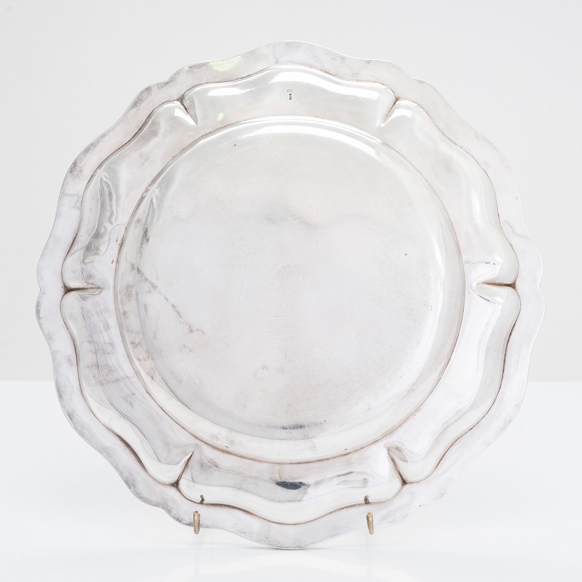 Serveringsfat, silver, mästarstämpel Tanaka och jungin-silverstämpel, Japan kring 1900.