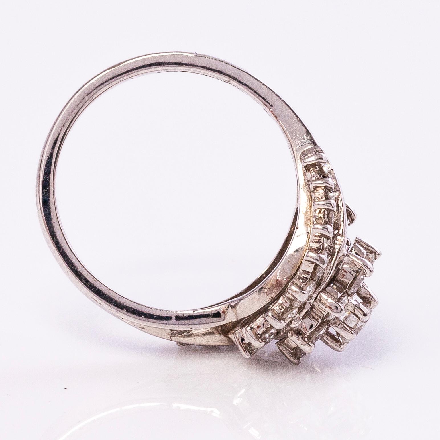 An 18K white gold ring with diamonds ca. 1.72 ct in total.