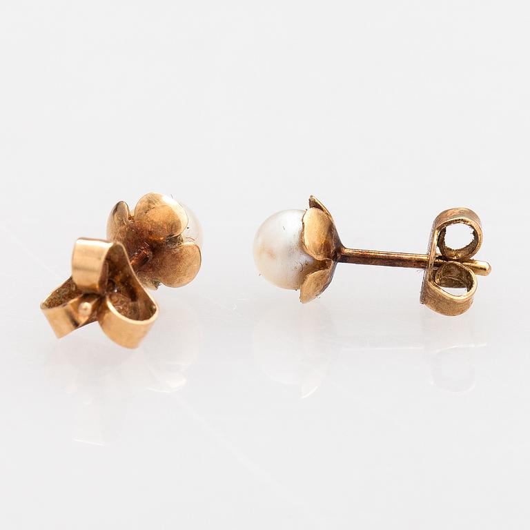 Elis Kauppi, A pair of 14K gold earrings with cultured pearls. Kupittaan kulta, Turku.