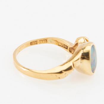 Ring in 18K gold with an opal triplet.