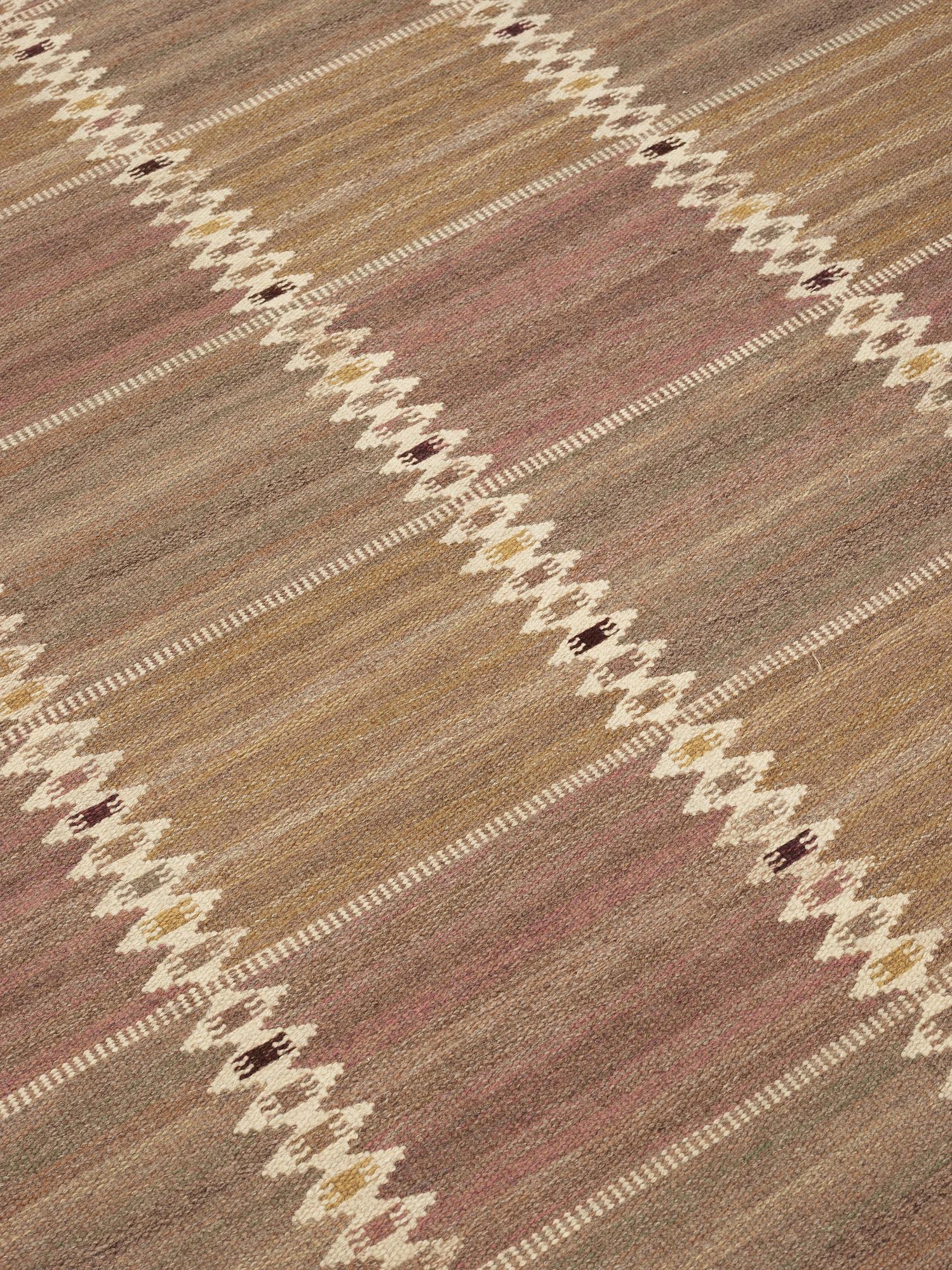 CARPET. "Salerno grå med enkel bård" ("Kristianstad"). Flat weave. 465 x 360 cm. Signed AB MMF BN.