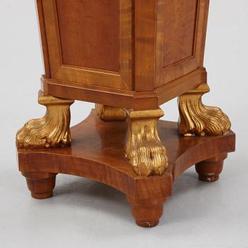A Louis XVI-style pedestal, early 20th century.