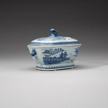 A blue and white tureen with cover, Qing dynasty, Qianlong (1736-95).