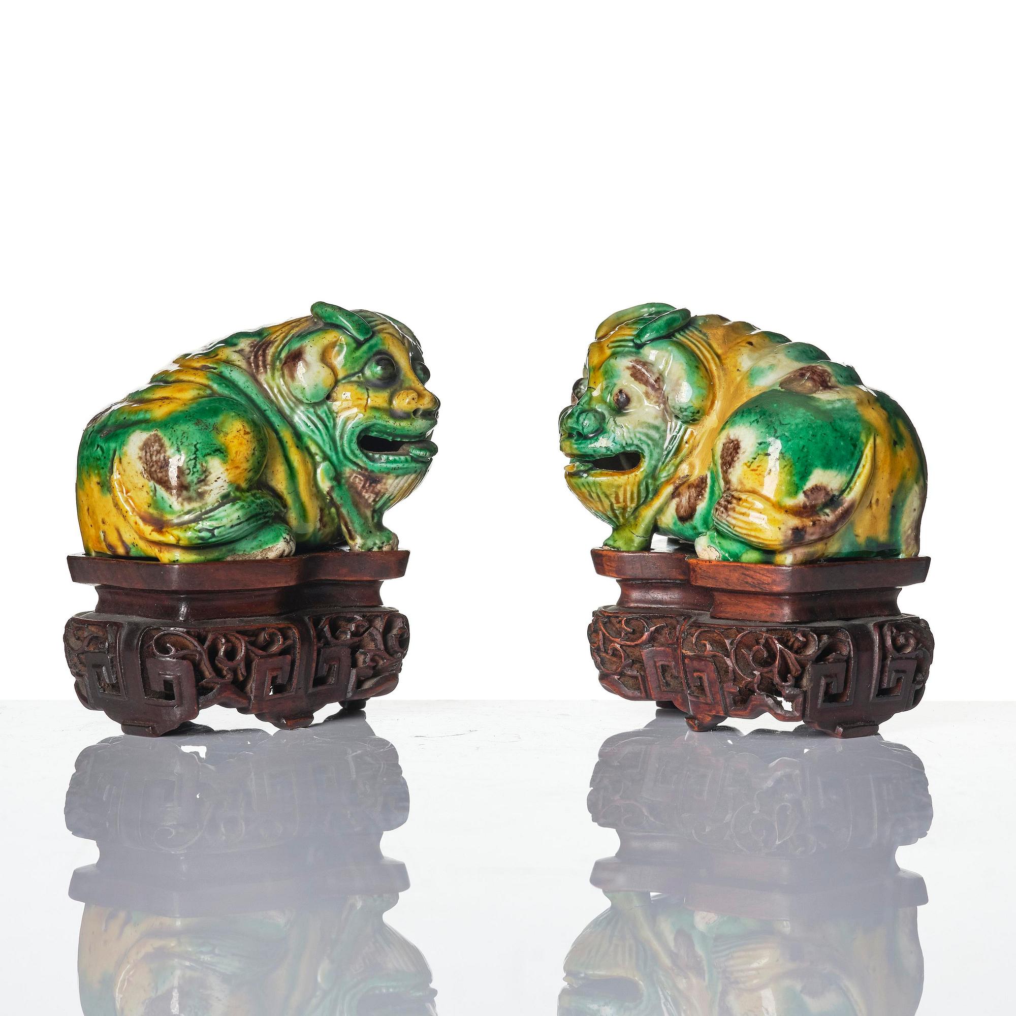 Figuriner, två stycken, porslin. Qingdynastin, Kangxi (1662-1722).