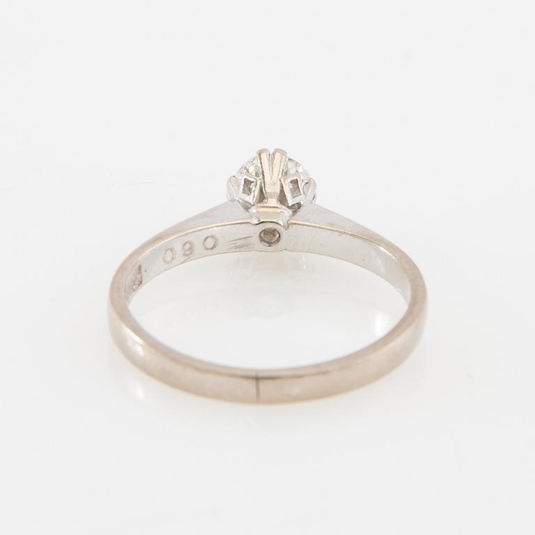 Solitaire ring in 18K white gold with a round brilliant-cut diamond.