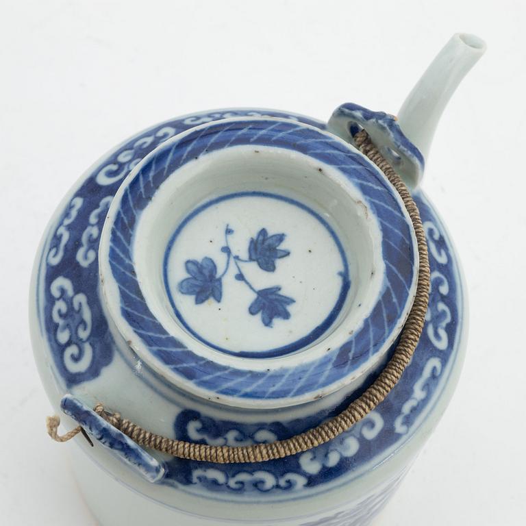 Tekanna med lock och koppar, 2 st, porslin, Kina, 1800-tal resp 1900-tal.