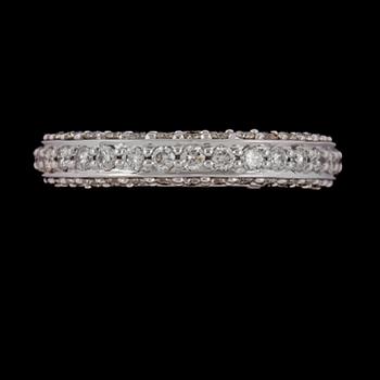 RING, 18k vitguld med 96 briljantslipade diamanter, totalt 1.69 ct. Vikt 5 g.