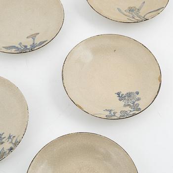 Skål samt skålar, sex stycken, keramik. Japan, Edo perioden (1666-1868).