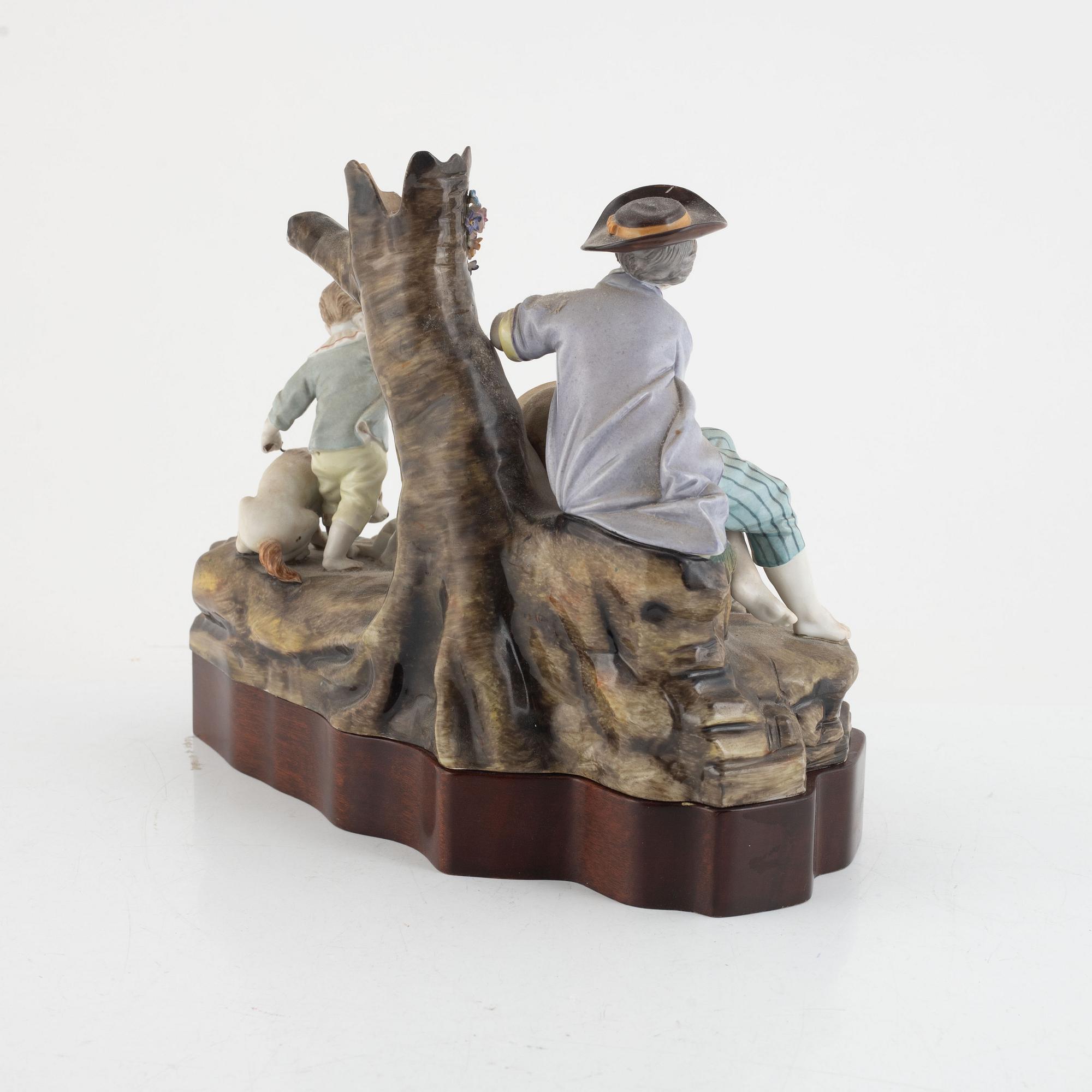A porcelain figurine group, 19th century.