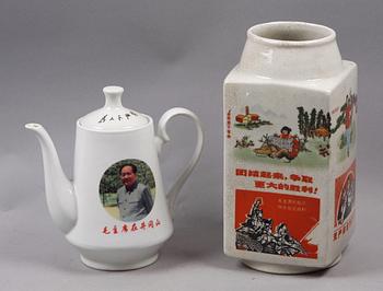 VAS SAMT KAFFEKANNA, porslin, Kina 2000-tal.