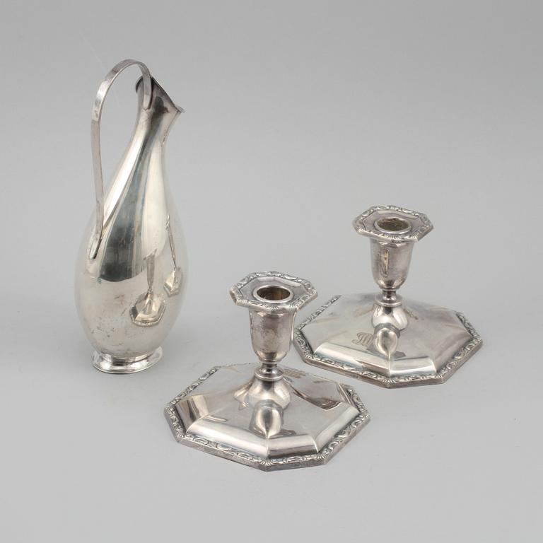 LJUSSTAKAR, ett par, samt VAS, silver, Norge respektive Danmark, 1900-tal.
