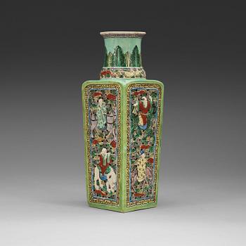 524. A famille verte bisquit vase, late Qing dynasty (1644-1912).