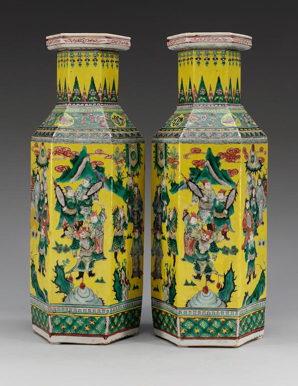 A pair of yellow ground famille verte vases, Qing dynasty, 19th Century, with Qianlong´s four character mark.
