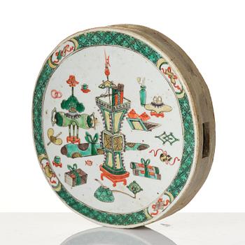 A famille verte 'figural' herb brick, Qing dynasty, Kangxi (1662-1722).