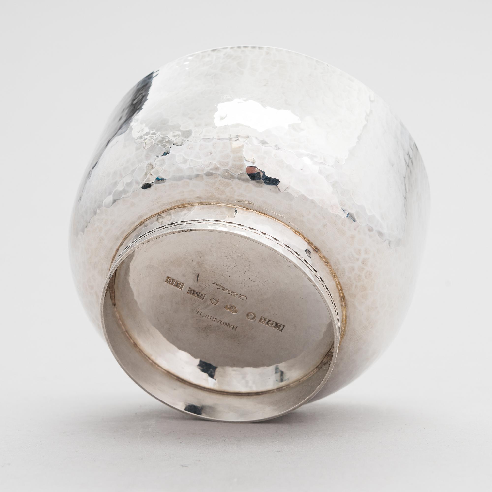 Skål, silver, och ljusstakar, ett par, silver, Sverige 1985 resp. 1959.