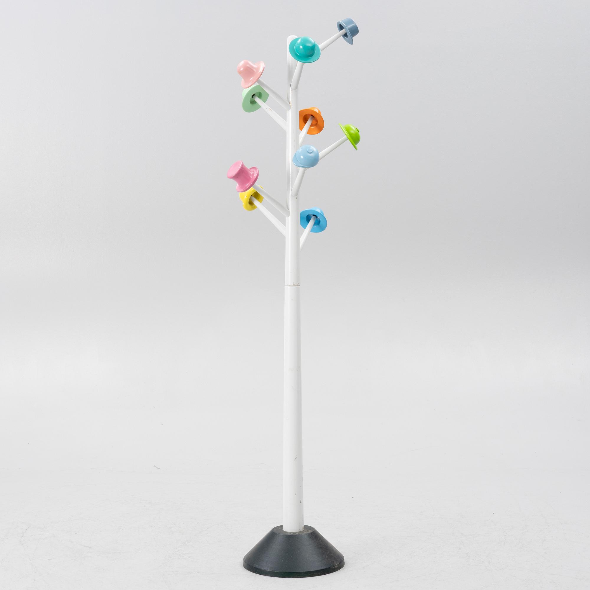 Ugo Nespolo, tamburmajor, "L'albero dei cappelli", Origlia Pragma, Italien.