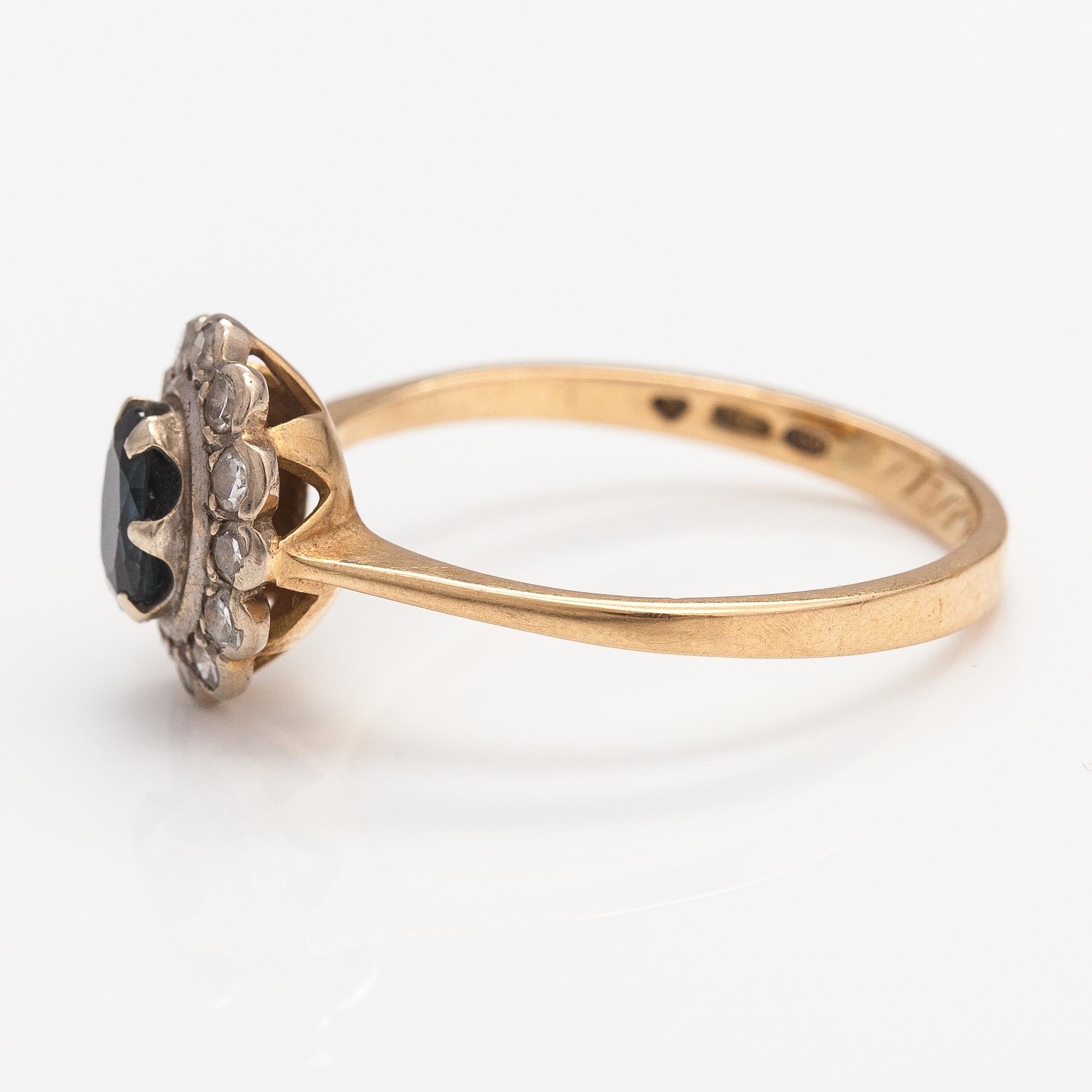 An 18K gold ring with a sapphire and diamonds ca. 0.24 ct in total.