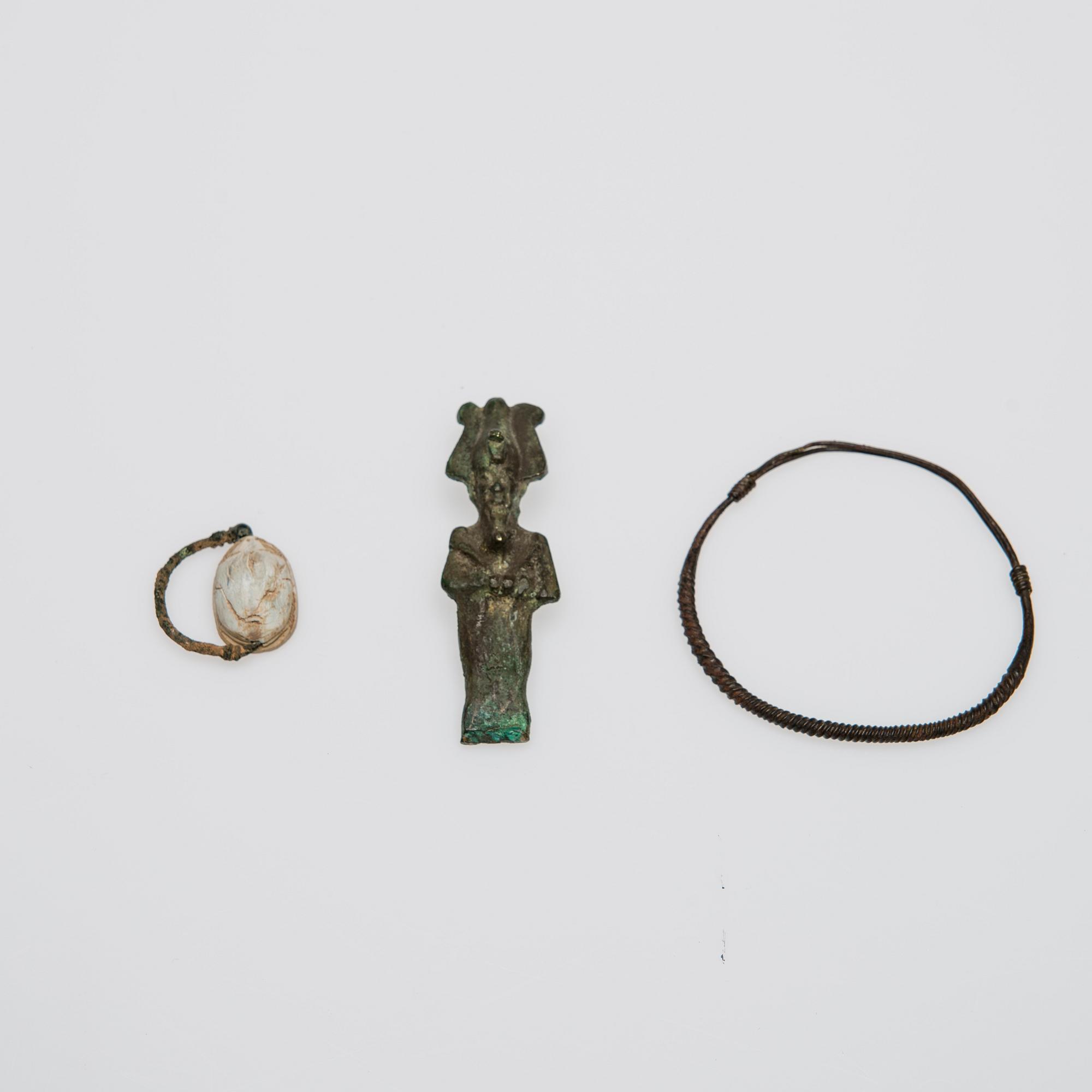 GUDOM, SKARABÉ och ARMBAND,  sannolikt sentid, 664-331 f Kr.