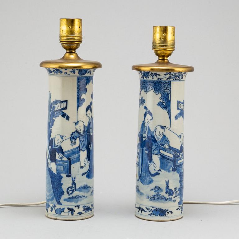 A pair of blue and white vases converted into table lampts, Qing dynasty, late 19th century.