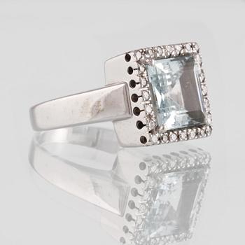 RING, 18K vitguld med briljantslipade diamanter samt fasettslipad akvamarin. Vikt 7,8 gram.