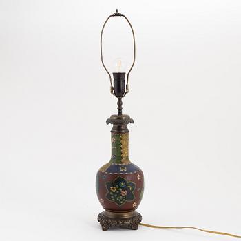 Vas, omgjord till bordslampa, cloisonné, Kina, tidigt 1900-tal.