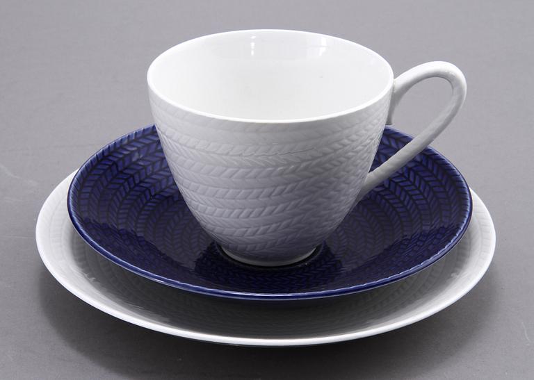 SERVISDELAR, 23 st, porslin,  "Blå eld", Hertha Bengtsson, Rörstrand.