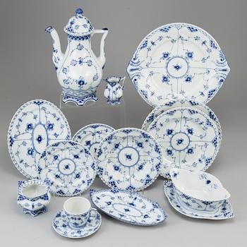 ROYAL COPENHAGEN, a Musselmalet porcelaine service, 69 psc, most full lace.