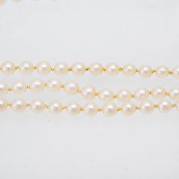 Halsband treradigt med odlade pärlor samt lås av 18K guld.