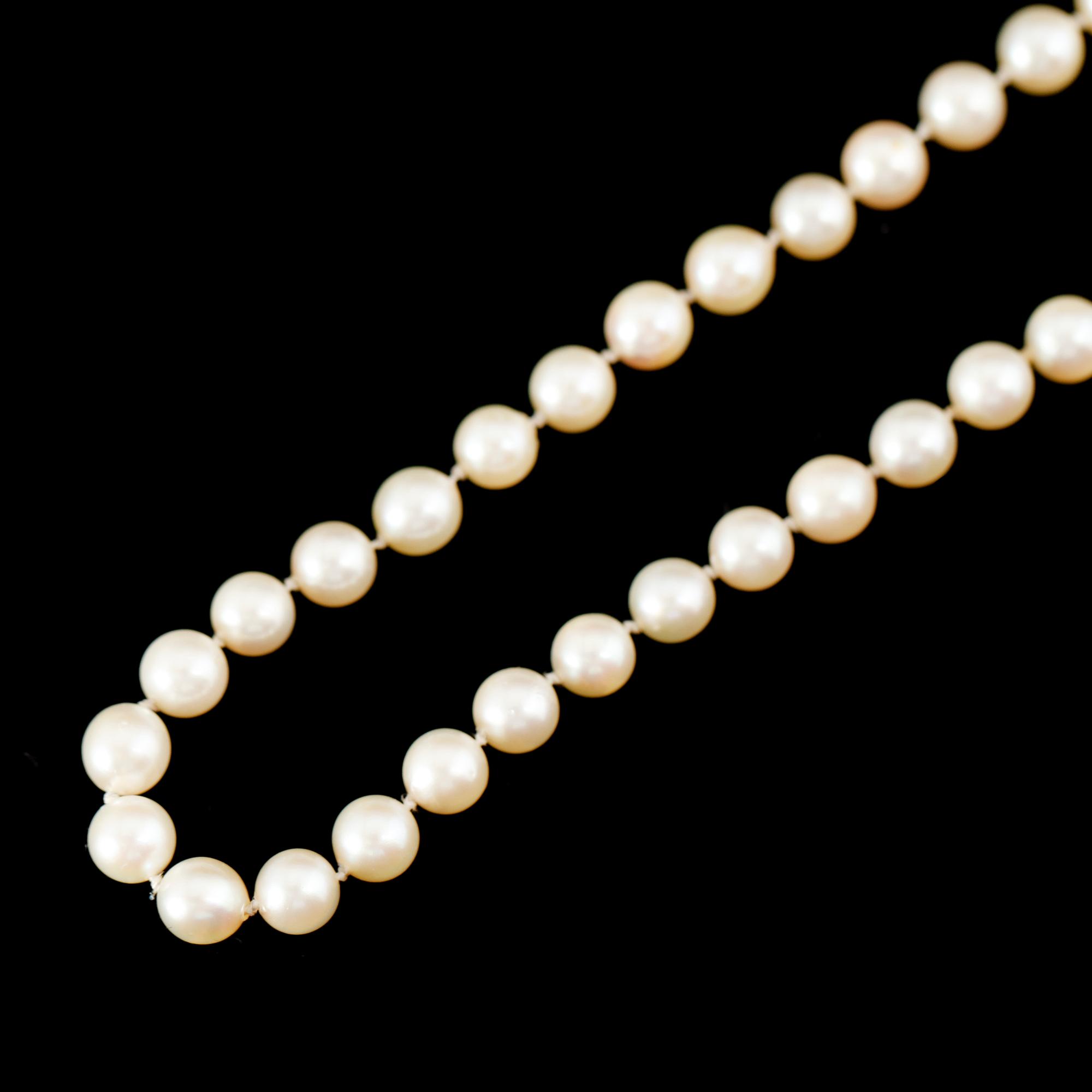 PÄRLCOLLIER, odlade pärlor med silverlås.