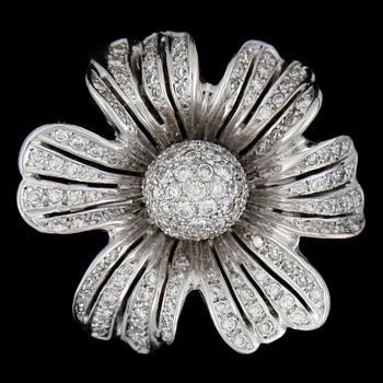 RING, 18k vitguld med briljantslipade diamanter. Vikt 17g.