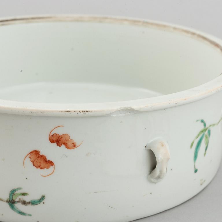 A Chinese porcelain  lidded dish, turn of the century 1900.
