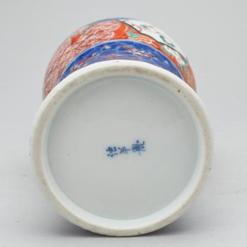 URNA, cloisonne, Japan samt VAS, porslin, Kina, 1900-tal.