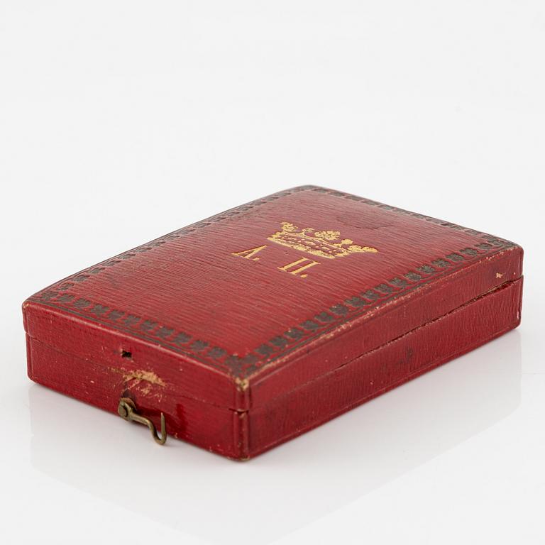 A cross in 14K gold set with faceted emeralds and old-cut diamonds, likely 18th century.