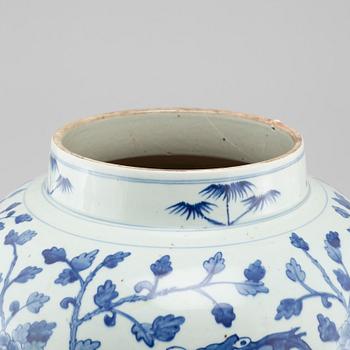 A Chinese porcelain urn from around year 1900.