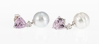 653. EARRINGS, kunzite with cultured South sea pearls and brilliant cut diamonds, tot. 0.25 cts.