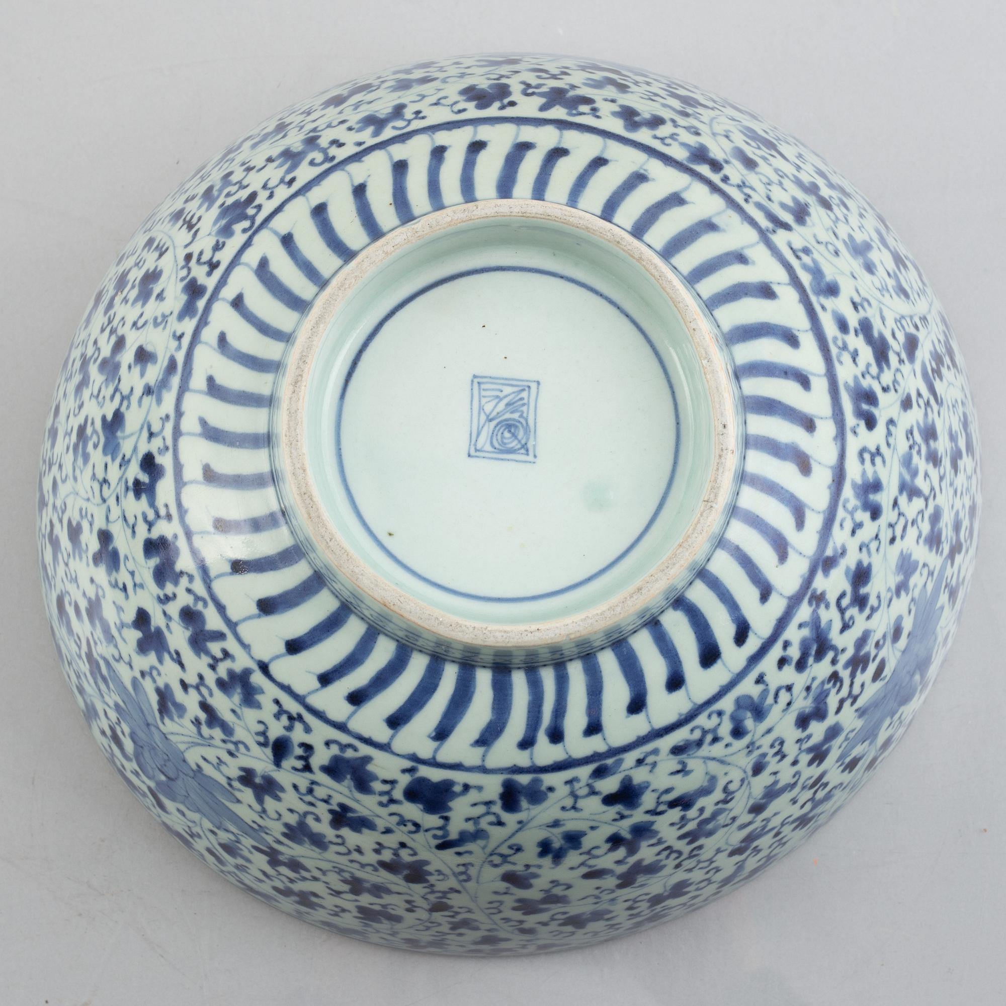Skålar, två stycken, samt fat, porslin. Japan, Meiji (1898-1912).